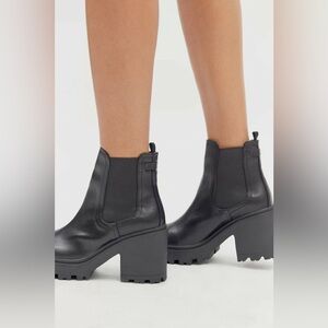 Urban Outfitters Chloe Chelsea Boots Size 7